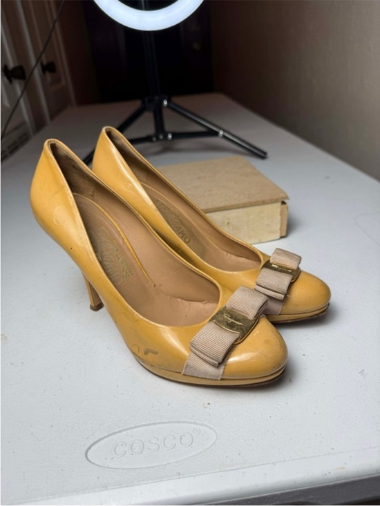 Salvatore Ferragamo Shoes - Salvatore Ferragamo Yellow
Patent Vara
Bow Peep Toe Platform Pumps Sz
6.5